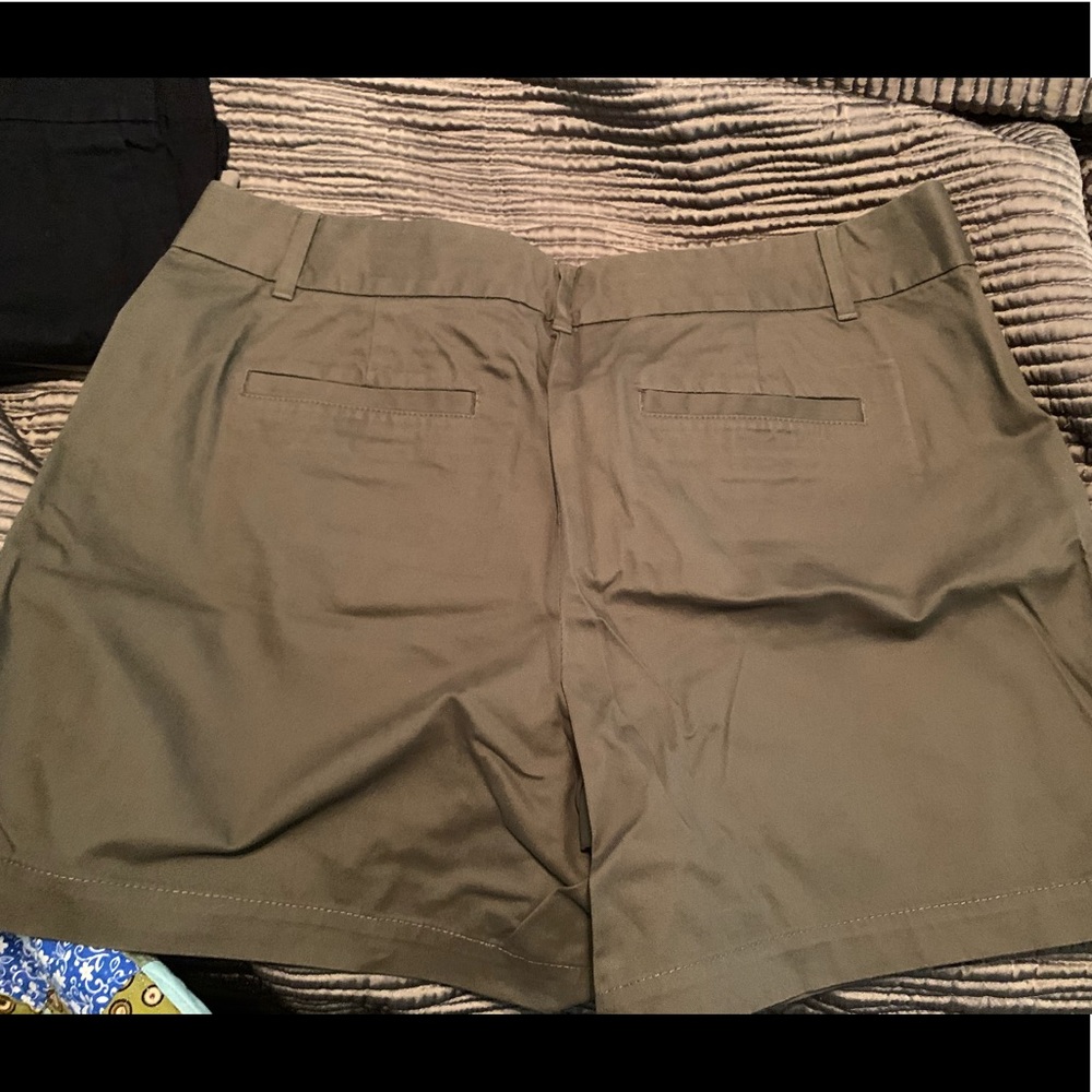 EUC 5” putty colored shorts from Loft - Picture 2 of 3